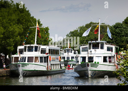 Ausflugsboote der Weisse Flotte auf der Ruhr zwischen Mülheim an der Ruhr und Kettwig, Essen, Ruhrgebiet, Deutschland Stockfoto