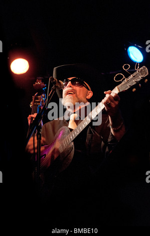 IKE Sheldon von The Wilders spielen ein Konzert in Belfast Stockfoto