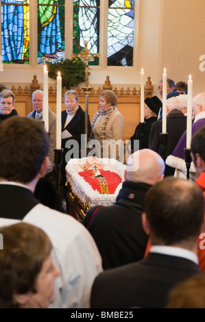 Trauernden Datei an den Sarg des Kardinal Cahal Daly, wie er im Zustand in St. Peters Cathedral, Belfast liegt Stockfoto