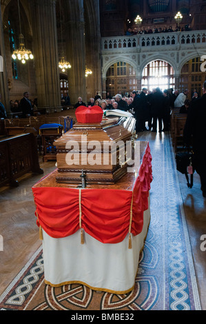 Der Sarg von Kardinal Cahal Daly in die St. Patrick's Cathedral, Armagh Stockfoto