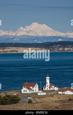 Jefferson County, WA zeigen Wilson Leuchtturm auf der Halbinsel von Quimper mit Mount Baker im Hintergrund Stockfoto