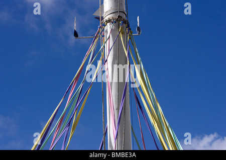 Bändern befestigt, die Holywood Maibaum am Maifeiertag in Holywood Grafschaft unten Nordirland Vereinigtes Königreich Stockfoto