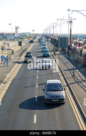 Verkehr entlang der Küstenstraße am Abend in den Sommermonaten Southport, Merseyside Stockfoto