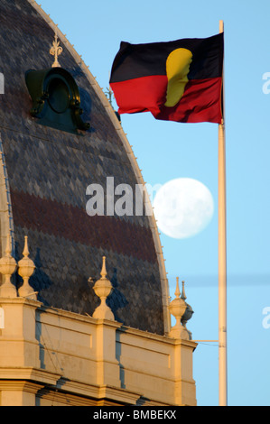 Ausstellungsgebäude und Aboriginal Flagge Melbourne Cbd Victoria Australien Stockfoto