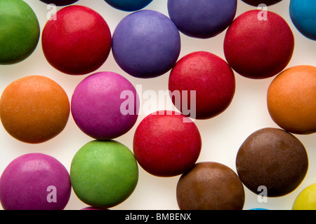 buntes Bild der Smarties von oben Stockfoto