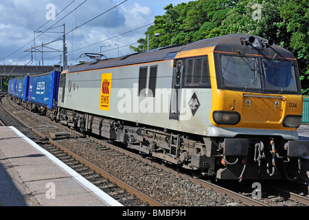 EWS-Klasse 92 Lokomotiven 92034 "Kipling" schleppen Tesco Frachtcontainern. Oxenholme Bahnhof West Coast Main Line, Cumbria. Stockfoto