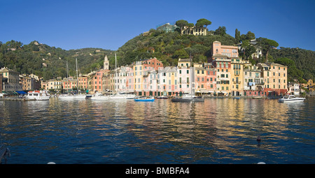 Panorama von Portofino, berühmte Kleinstadt im Mittelmeer, Ligurien, Italien Stockfoto