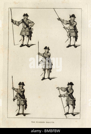 Steh- und marschieren salutiert 1: Soldat im 18. Jahrhundert Uniform einen Gruß mit dem Hecht durchführen. Stockfoto
