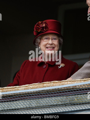 Die britische Königin Elizabeth II auf dem Cheltenham Festival 2009 Stockfoto