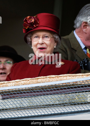 Die britische Königin Elizabeth II auf dem Cheltenham Festival 2009 Stockfoto