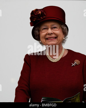 Die britische Königin Elizabeth II auf dem Cheltenham Festival 2009 Stockfoto