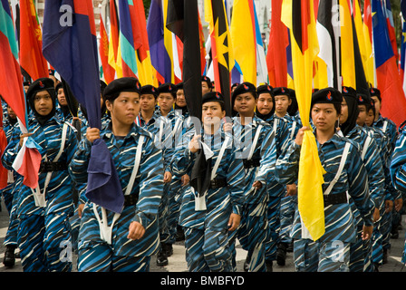 Eine Gruppe von jungen Künstlern, die mit stolz marschieren während der Proben für den nationalen Feierlichkeiten, Kuala Lumpur, Malaysia Stockfoto