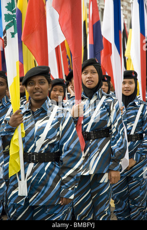 Eine Gruppe von jungen Künstlern stehen stolz während der Proben für den nationalen Feierlichkeiten, Kuala Lumpur, Malaysia Stockfoto