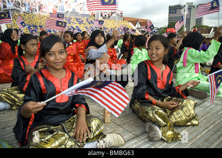 Junge Künstlern winken die malaysische Flagge, Merdeka Square, Kuala Lumpur, Malaysia Stockfoto