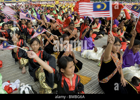 Junge Künstlern winken die malaysische Flagge, Merdeka Square, Kuala Lumpur, Malaysia Stockfoto