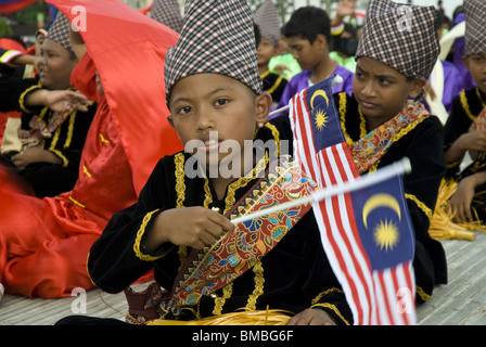 Junge Künstlern winken die malaysische Flagge, Merdeka Square, Kuala Lumpur, Malaysia Stockfoto