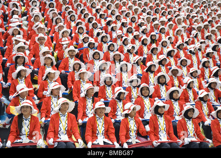 Eine Gruppe von jungen Künstlern während der Proben für den nationalen Feierlichkeiten, Kuala Lumpur, Malaysia Stockfoto