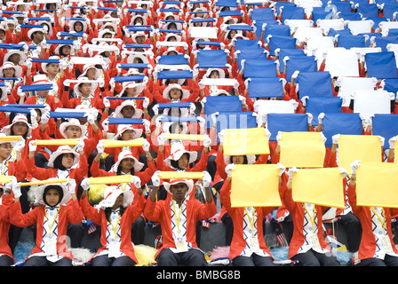 Eine Gruppe von jungen Künstlern während der Proben für den nationalen Feierlichkeiten, Kuala Lumpur, Malaysia Stockfoto