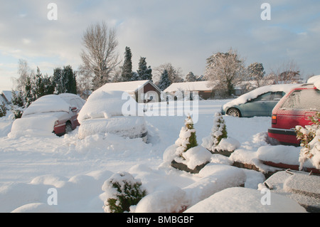 Autos in einem Laufwerk mit Schnee bedeckt nicht snowbound Sussex erhalten geparkt Stockfoto