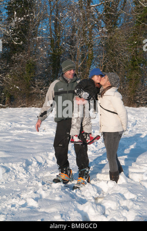 Familie Vater Mutter Sohn spielen im Schnee. Stockfoto