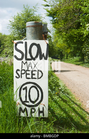 Handgezeichnete Geschwindigkeitsbeschränkung von Track. UK Stockfoto