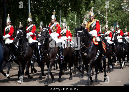 Königliche Prozession für die Parlamentseröffnung, London. Von der Leibgarde begleitet. Stockfoto