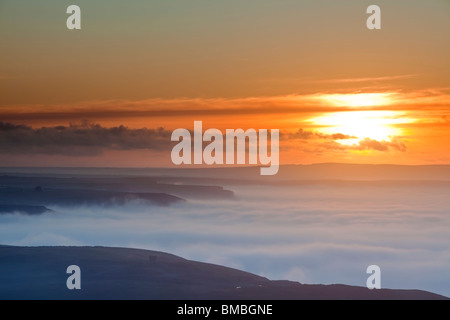 Seenebel an der Nordküste von Cornwall bei Sonnenuntergang Stockfoto