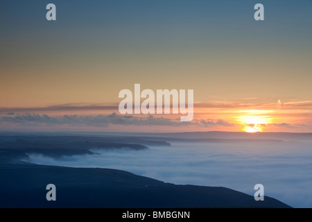 Seenebel an der Nordküste von Cornwall bei Sonnenuntergang Stockfoto