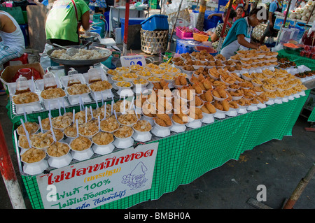Ein Kreditor an den Chatuchak Weekend Market in Bangkok Thailand bietet eine Vielzahl von verlockenden Fisch zum Verkauf an hungrige Shopper. Stockfoto