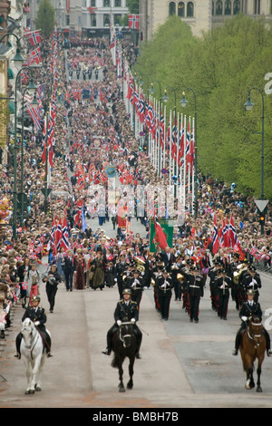 Norwegen Oslo 17 Mai Parade kommt Karl Johan Straße Stockfoto