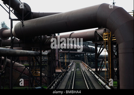 Interne Bahnlinie hinauf die Hochöfen in der Corus Stahlwerke, Scunthorpe, Lincolnshire Stockfoto