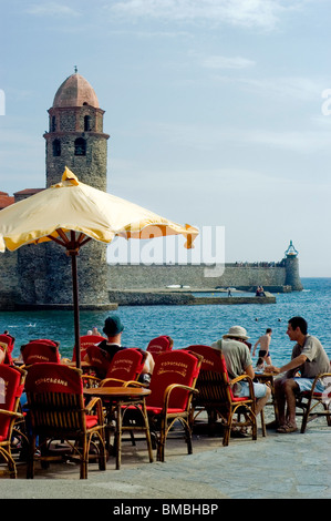 Callioure, Frankreich, Touristen auf Urlaub in Südküstenstadt, Getränke teilen in der französischen Café-Bar auf der Terrasse (in der Nähe von Perpignan), Terrasse außen Stockfoto