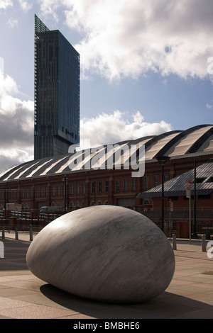 Stein Skulptur, Bridgewater Hall, Barbirolli Square, Manchester Central Conference Center, Hilton Hotel, Beetham Tower, Großbritannien Stockfoto