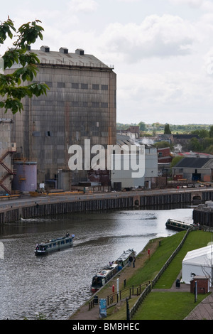 Narrowboats verlassen der Anderton Boot Lift in Cheshire, England, UK Stockfoto
