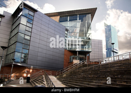 Der Bridgewater Hall, Barbirolli Square mit dem Hilton Hotel, Beetham Tower im Hintergrund, Manchester, UK Stockfoto