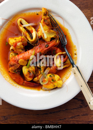 Brodetto eine einzelne Portion Tiger Garnelen Meeresfrüchte Hauptmahlzeiten auf hölzernen Tischplatte Stockfoto