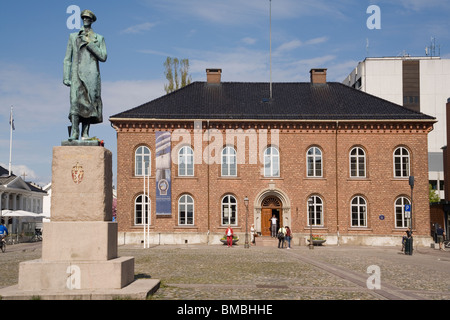 Norwegen-Kristiansand Sørlandet Torget mit Rådhuset & König Håkon VII-statue Stockfoto