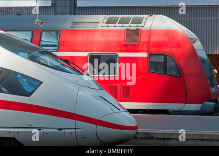 Deutsche Züge am Bahnhof München. Deutschland. Stockfoto