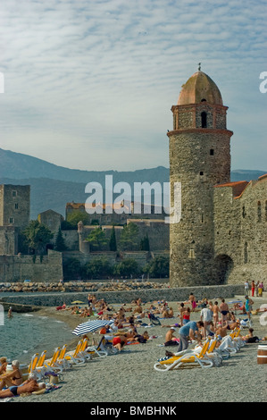 Calliore, Frankreich, Touristenmassen am Strand, Urlaub in Südfrankreich Küstenstadt, französisches Denkmal Stockfoto