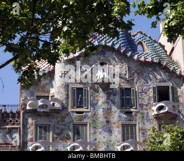 BALKONE UND AUSSERHALB VON CASA BATTLO GAUDI GEBÄUDE BARCELONA SPANIEN EUROPA Stockfoto