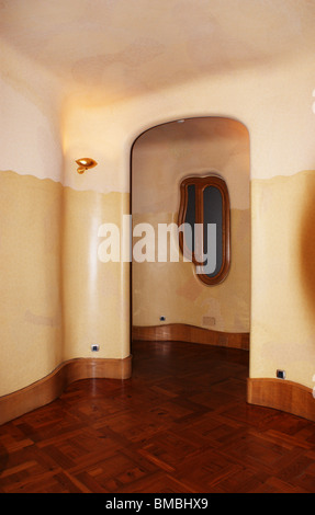 ANTONI GAUDI ARCHITEKTUR CASA BATTLO INNENTÜR UND FENSTER BARCELONA SPANIEN Stockfoto