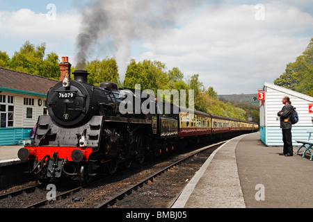 Dampfzug verlassen Grosmont Bahnhof auf der North Yorkshire Moors Railway in der Nähe von Whitby Stockfoto