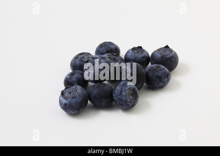 Ein Haufen von Heidelbeeren auf weiß Stockfoto