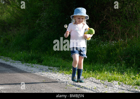 Stock Foto von einem 4-jährigen Mädchen einen Feldweg hinunter. Stockfoto