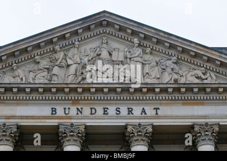 Schriftzug und Entlastung in einem Tympanon über dem Haupteingang, der Bundesrat, Berlin, Deutschland Stockfoto