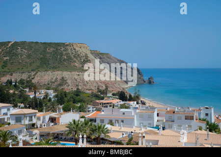 Praia da Luz Strand des Licht - Blick über Dorf & Dächern bis zum Atlantischen Ozean tief blaue Meer & Himmel Vorgebirge Klippen Strand Stockfoto