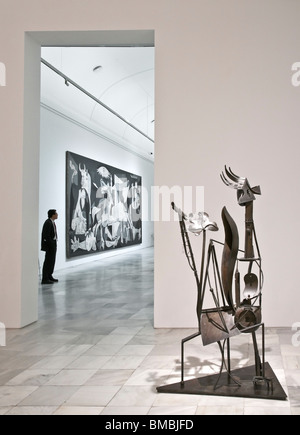 Werke von Pablo Picasso, die Skulptur "Frau im Garten" und "Guernica". in der Centro de Arte Reina Sofia, Madrid, Spanien. Stockfoto