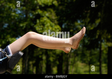 Stock Foto von einem 10 Jahre alten Jungen schwingen auf einer Schaukel. Stockfoto