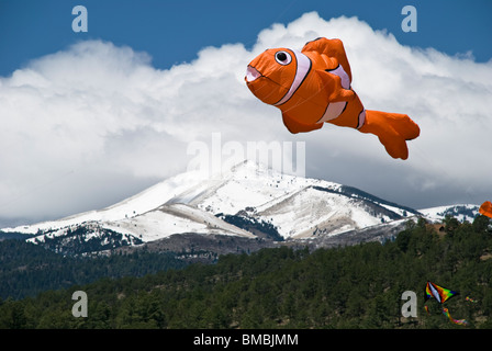 Schöne Drachen in den Himmel fliegen in der Nähe von Sierra Blanca auf das jährliche Drachenfest in Ruidoso, New Mexico Stockfoto