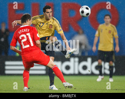 Daniel Güiza von Spanien (17) kickt den Ball vorbei an Dmitri Sychev Russlands (21) während eines halb-abschließenden Fußballspiels UEFA Euro 2008. Stockfoto